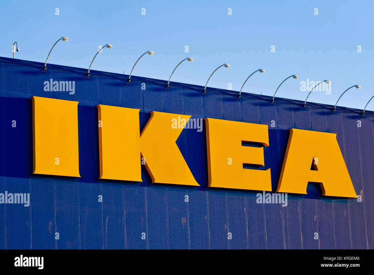 Parcheggio IKEA. IKEA è una multinazionale che progetta e vende mobili, elettrodomestici e accessori per la casa. Al momento è la più grande del mondo Foto Stock