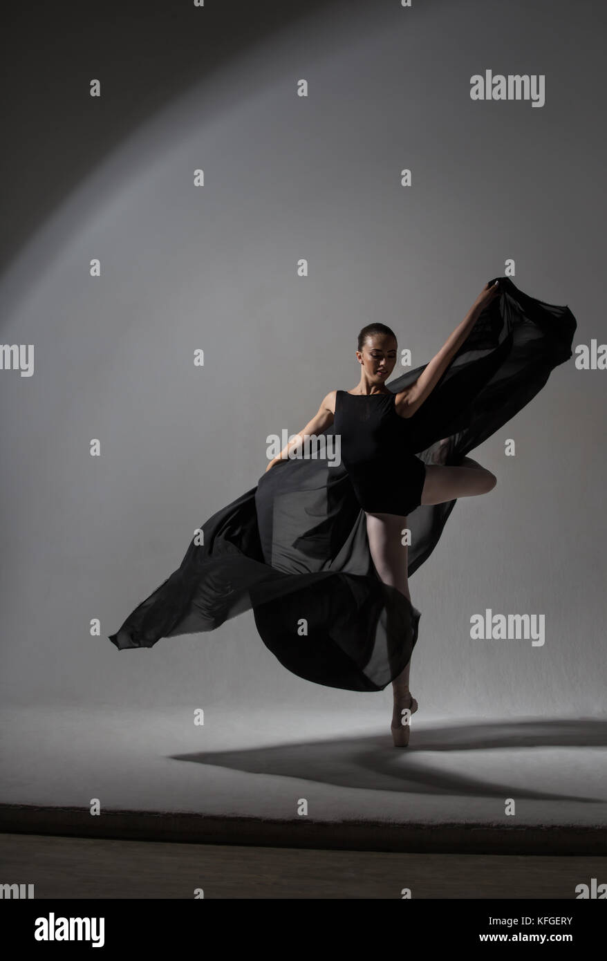 Graziosa ballerina con panno nero a moto vorticoso nella danza Foto stock -  Alamy