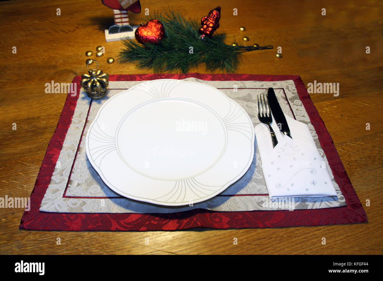Gedeckter Tisch, Platzset mit Teller und Besteck und weihnachtlich dekoriert Foto Stock