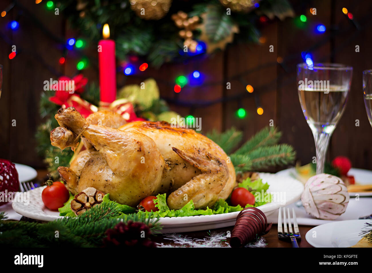 La Turchia al forno o pollo. la tavola del Natale è servita con una Turchia, decorate con colori luminosi tinsel e candele. pollo fritto, tabella. Cena di Natale Foto Stock