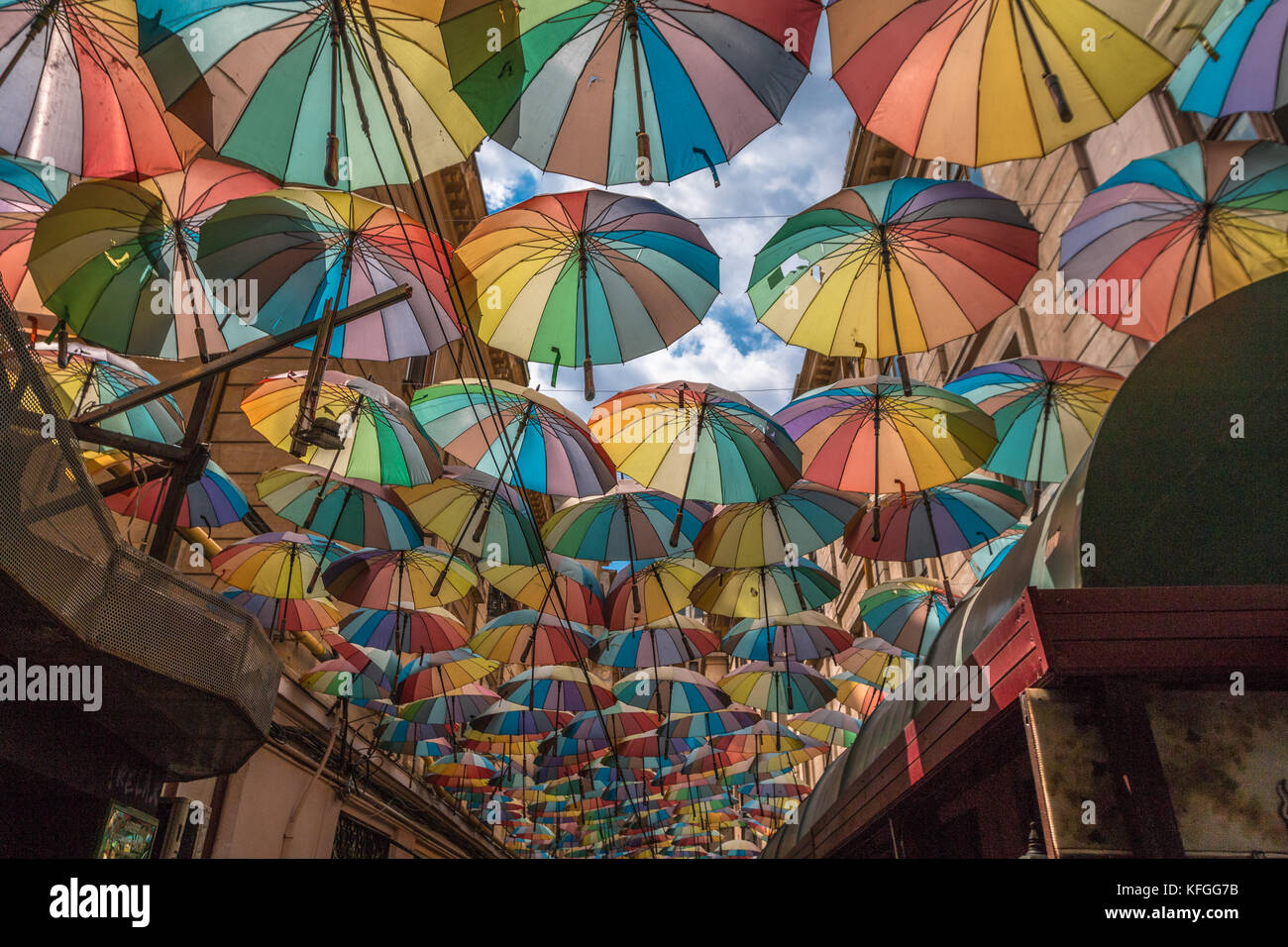 Ombrelli in cafe street a Bucarest Romania Foto Stock