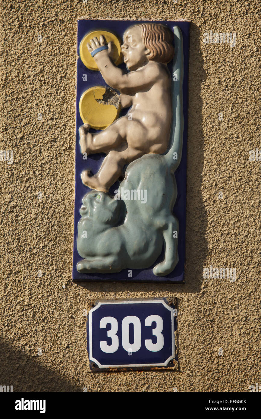 Ragazzo giocando cembali e un gatto raffigurato in Art Nouveau pannello in maiolica in Mělník nella Boemia centrale, Repubblica Ceca. Foto Stock