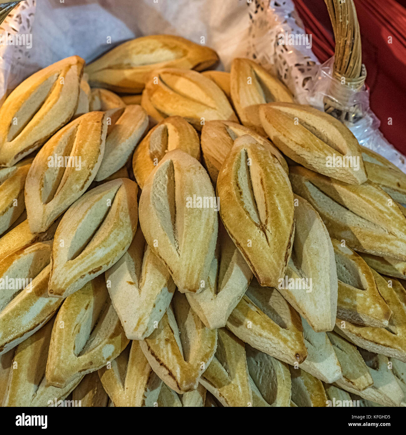 Cestino di tradizionali biscotti Navettes in vendita in una pasticceria Foto Stock