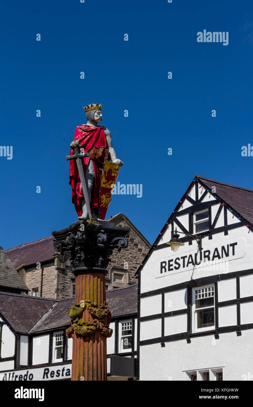 Statua di llywelyn il grande, raffigurato contro un cielo blu in Lancaster square, conwy north Wales UK Foto Stock