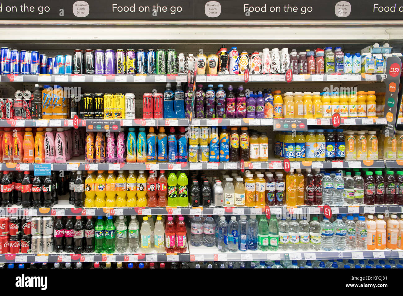 Frizzanti bevande zuccherate in vendita in un negozio su uno scaffale di supermercato. Foto Stock