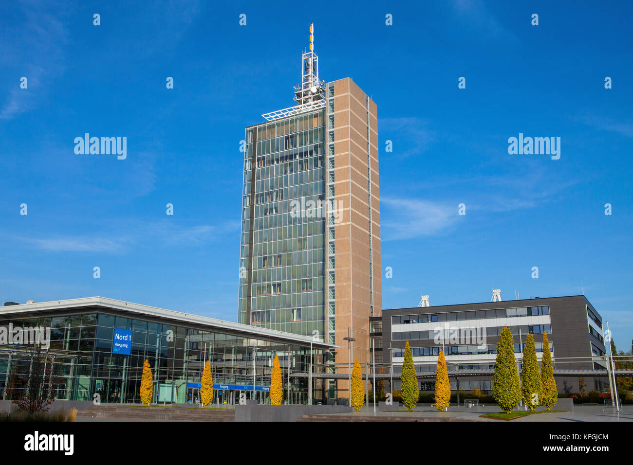 Hannover, Germania - 19 ottobre 2017: Hannover Messe edificio principale. Hannover Messe è uno dei più grandi del mondo fiere. Foto Stock