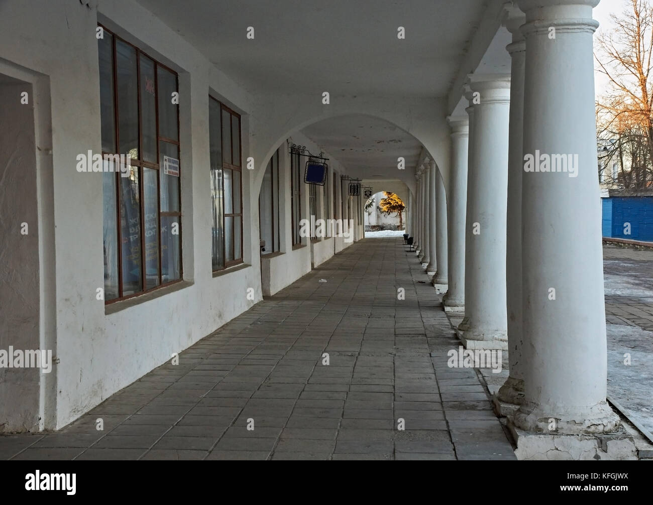 Una galleria coperta di shopping arcade. volte ad archi sono sostenuti da potenti colonne rotonde. Ampio display windows sono visibili. sul pavimento di piastrelle Foto Stock