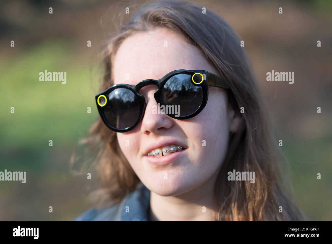 Snapchat glasses camera glasses tec technology wearable technolo immagini e  fotografie stock ad alta risoluzione - Alamy