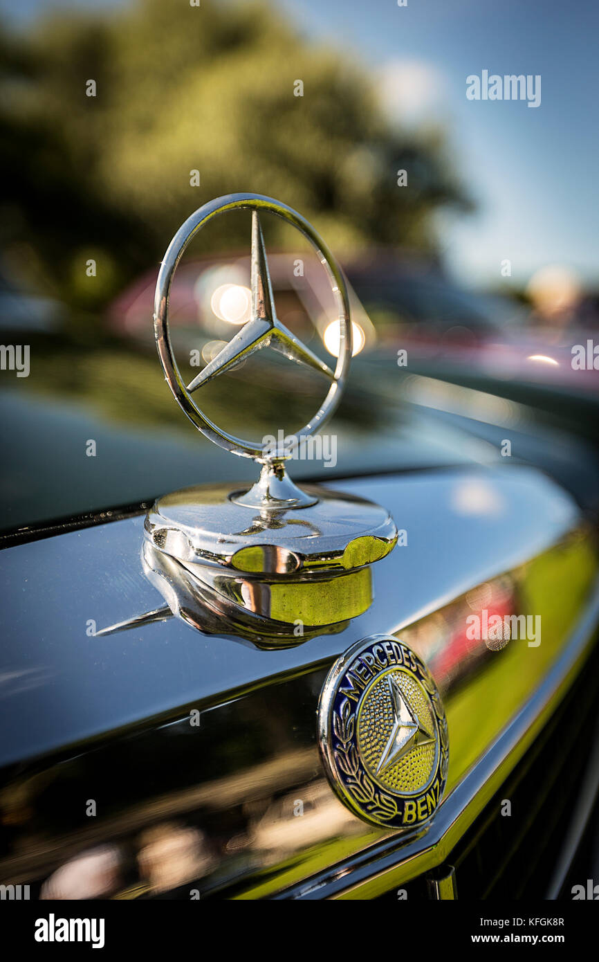 Mercedes-Benz ha introdotto il W123 a quattro versioni porta il 29 gennaio 1976.[3][4] Mentre non vi sono state alcune somiglianze tecniche ai loro predecessori, Foto Stock