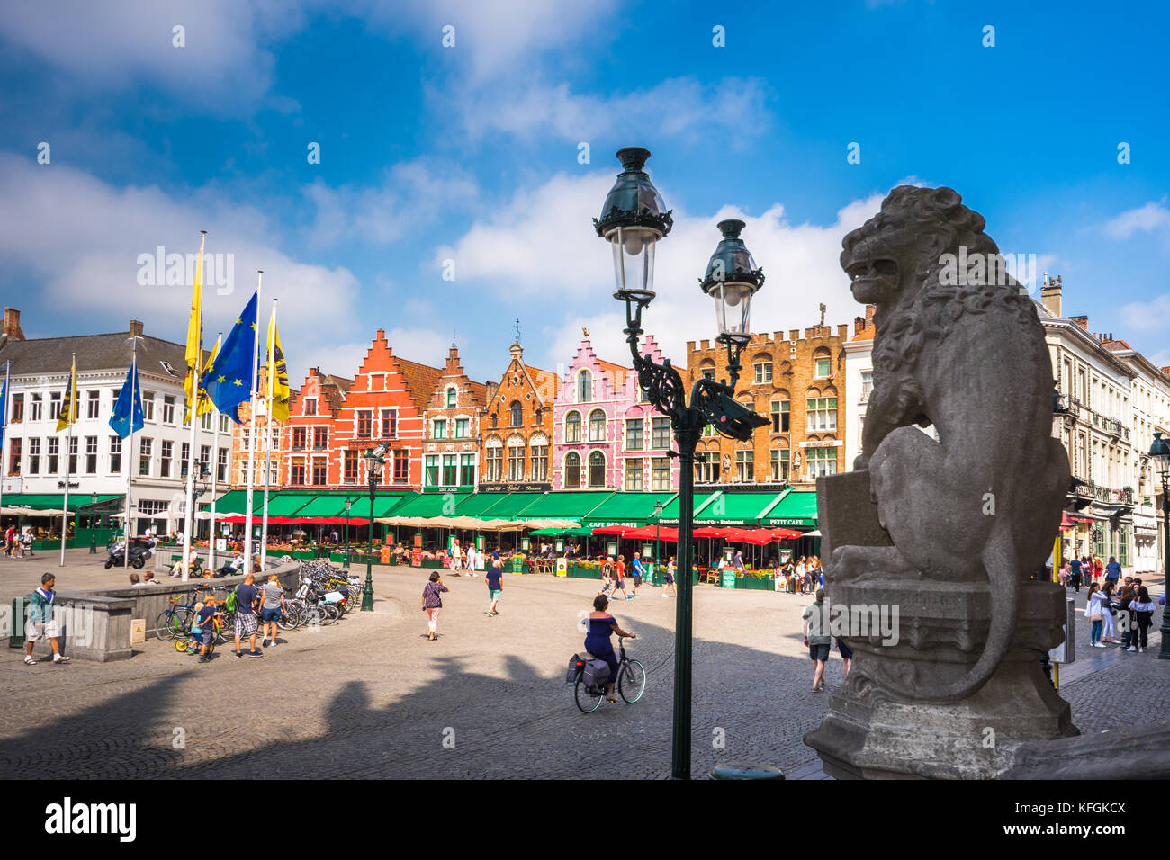 Grote Markt Square nella città medievale Brugge al mattino, Belgio Foto Stock