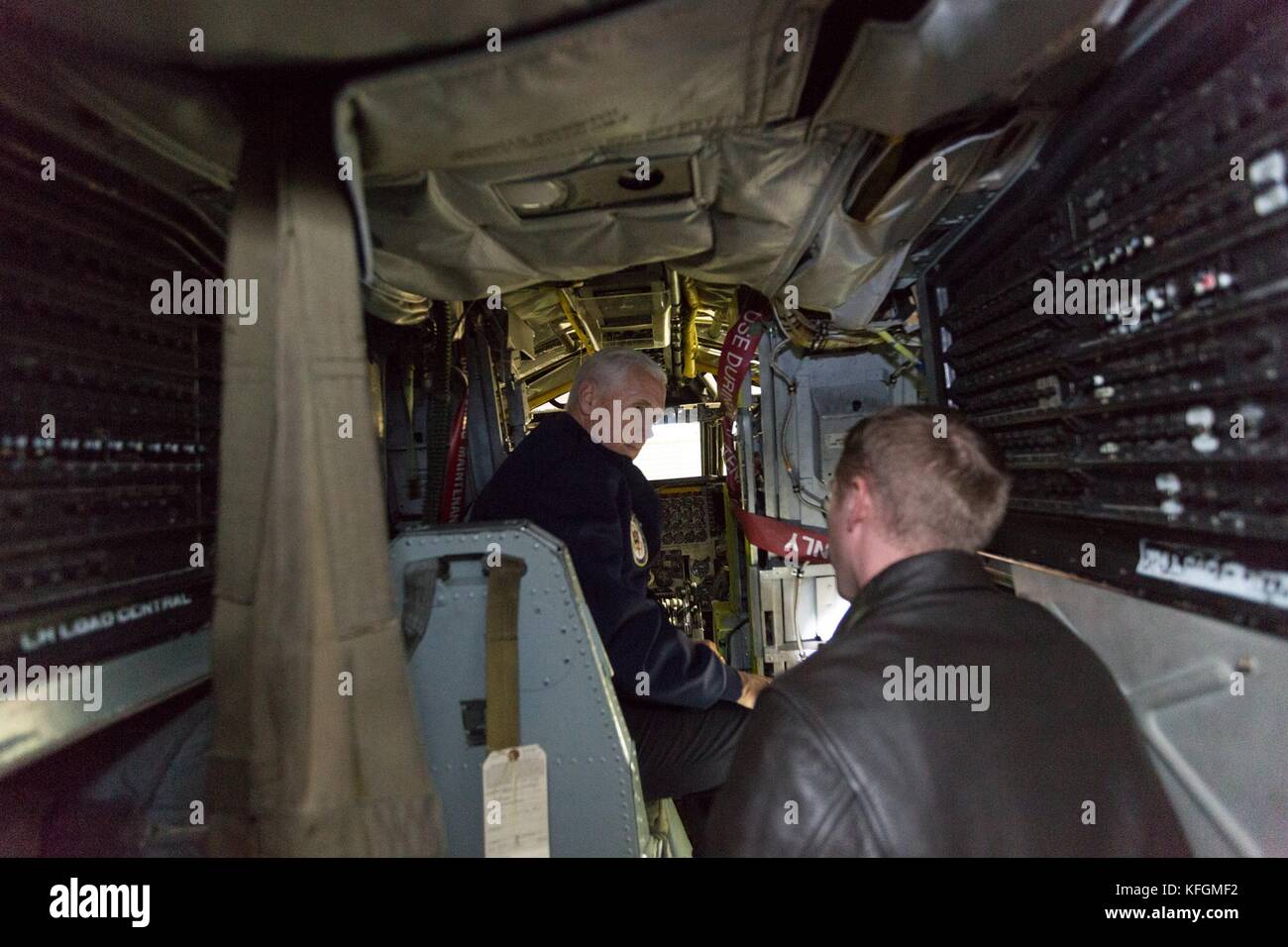 U. Il vicepresidente Mike Pence siede nella zona di controllo delle bombe di un bombardiere B-52 Stratofortress durante una visita al 5th Bomb Wing presso la base dell'aeronautica militare Minot il 27 ottobre 2017 a Minot, North Dakota. Foto Stock