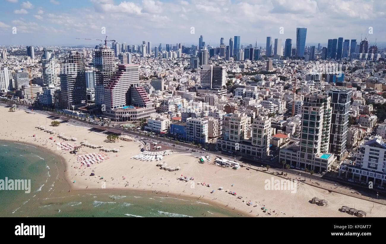 Tel Aviv costa e skyline come visto dal mare Mediterraneo. Foto Stock