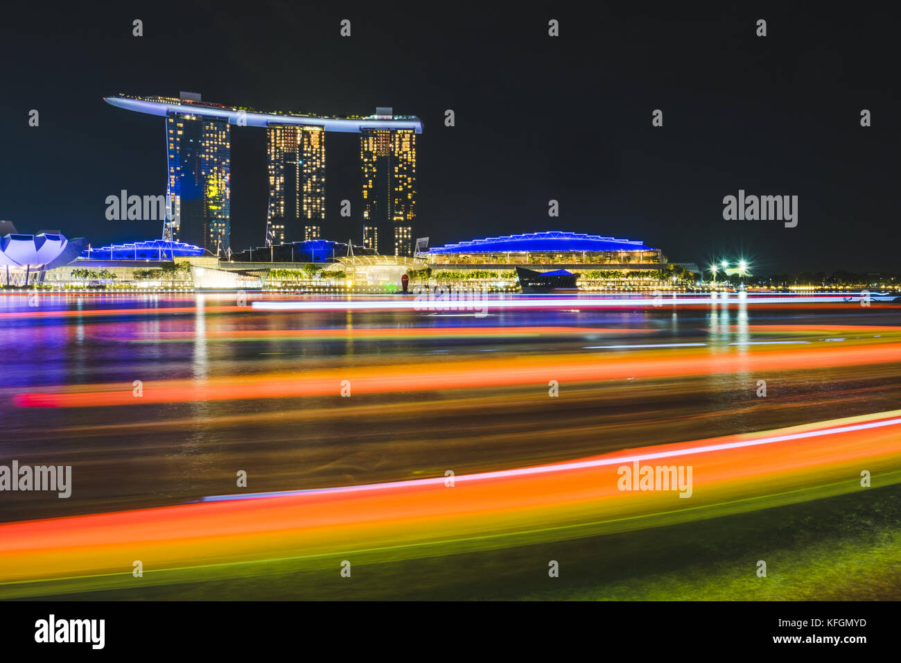 Vista di marina bay sands hotel di tutta la baia, durante lo show di luci. Singapore Foto Stock