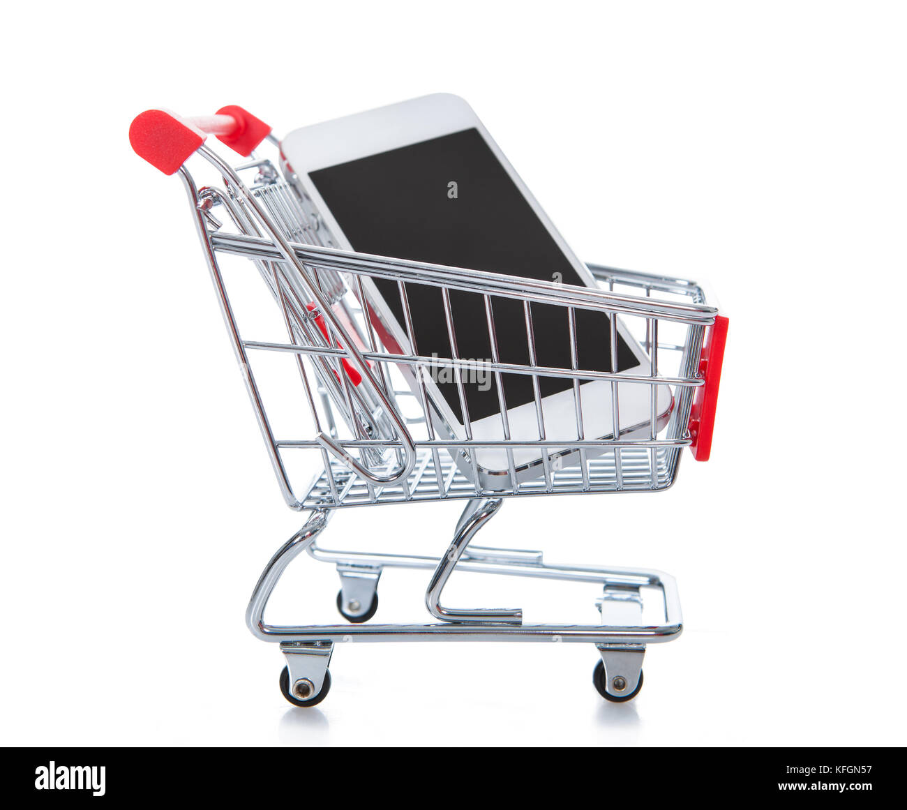 Tradizionale maglia di filo di carrello della spesa o un carrello con un computer tablet all'interno concettuale del online o acquisti via internet e di e-commerce isolati su wh Foto Stock