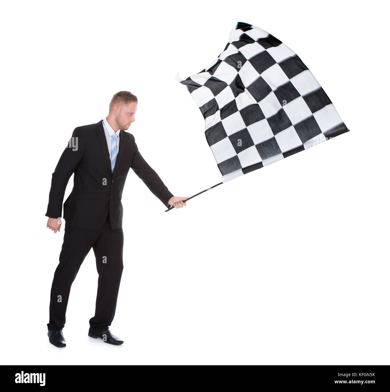 Immagine concettuale di un elegante giovane impreditore sventolare un bianco e nero bandiera a scacchi come utilizzato per segnalare il completamento di una gara nel motore Foto Stock