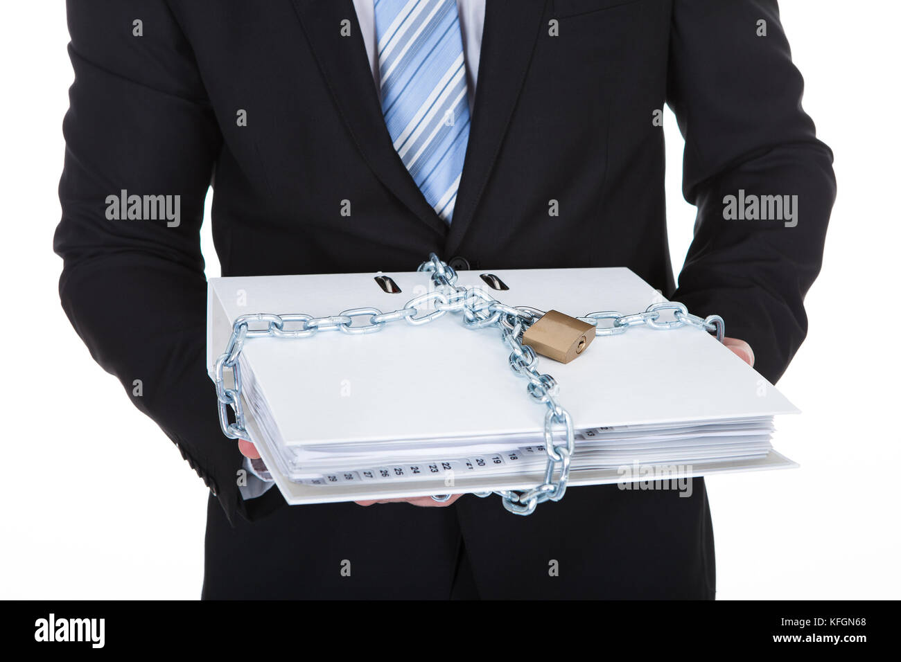 Imprenditore tenendo un top secret file confidenziali bloccato con una catena e un lucchetto per impedire accessi non autorizzati isolato su bianco Foto Stock