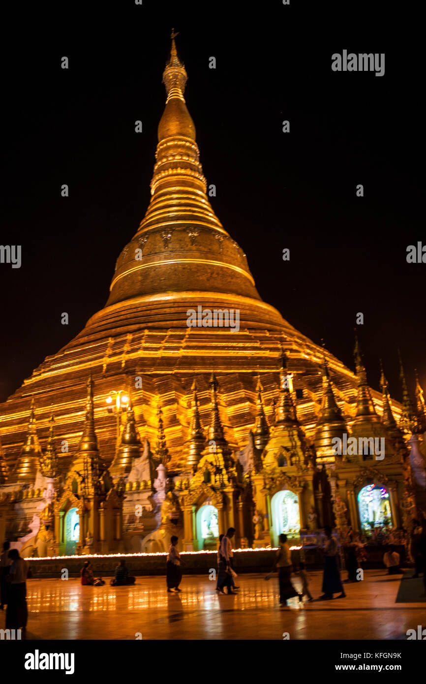 Vista notturna di Shwedagon pagoda di stupa, in piedi a 344 metri di altezza, Yangon (Rangoon), Myanmar (Birmania) Foto Stock