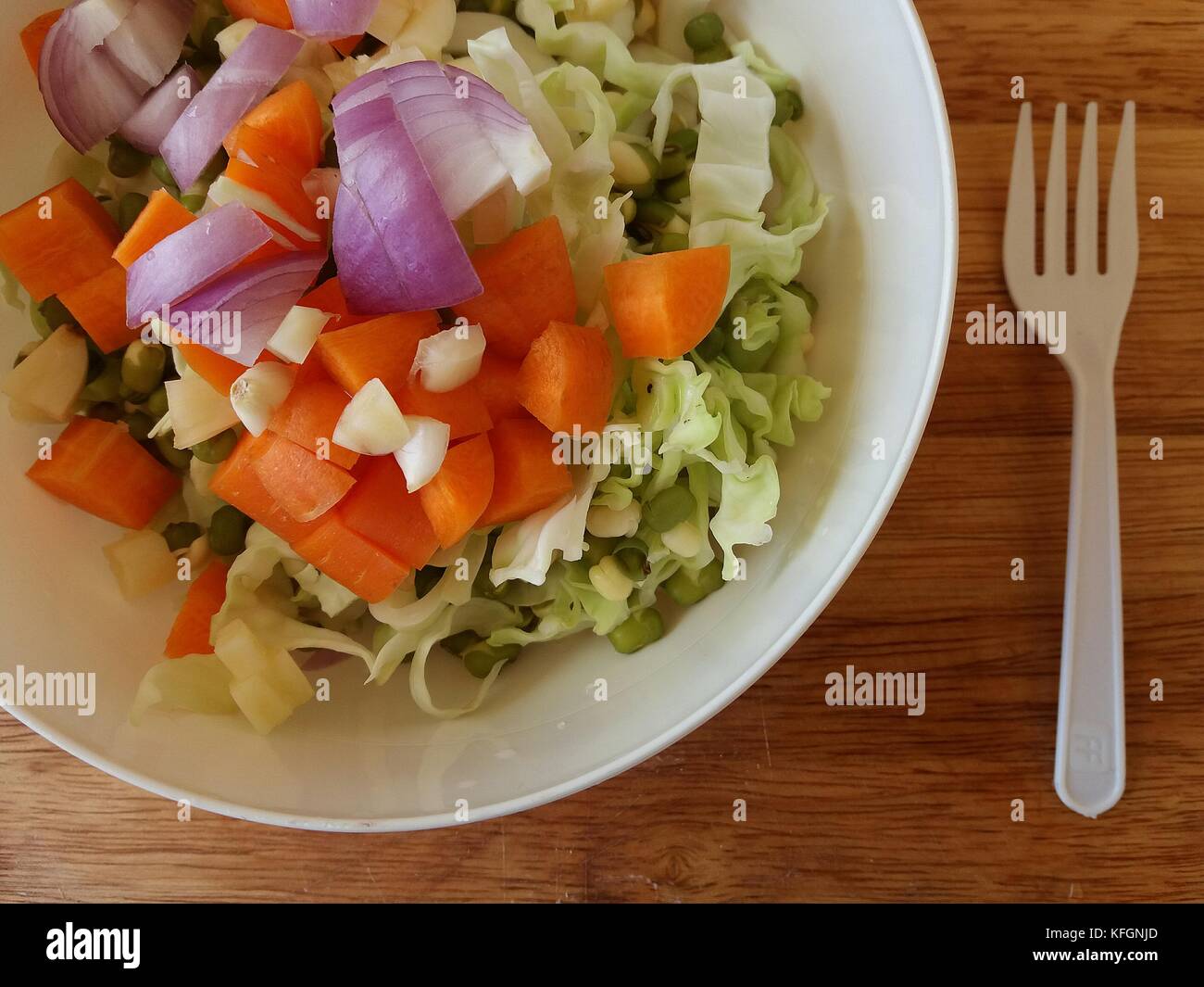 Preparare una semplice insalata fatta in casa e sana come un passo per vivere quel sano stile di vita Foto Stock