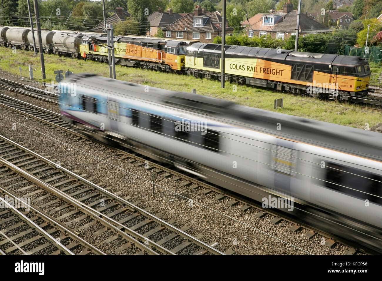Transpennine express treno passa cole il trasporto ferroviario di merci di locomotori 70814 e 60095 a holgate sciavero a sud della stazione di York, UK. Foto Stock