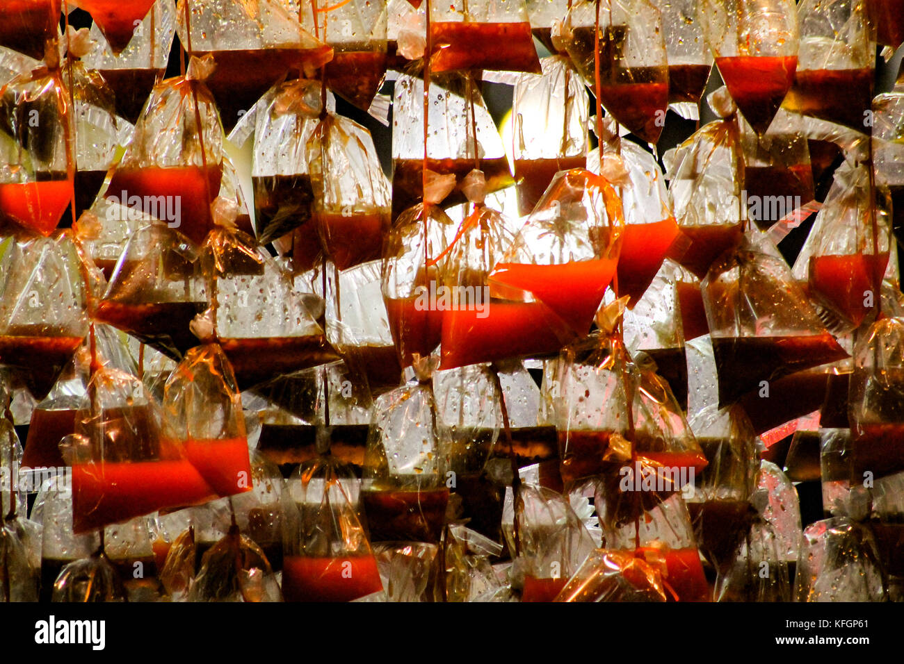 Peperoncino salsa in un sacchetto di plastica Foto Stock