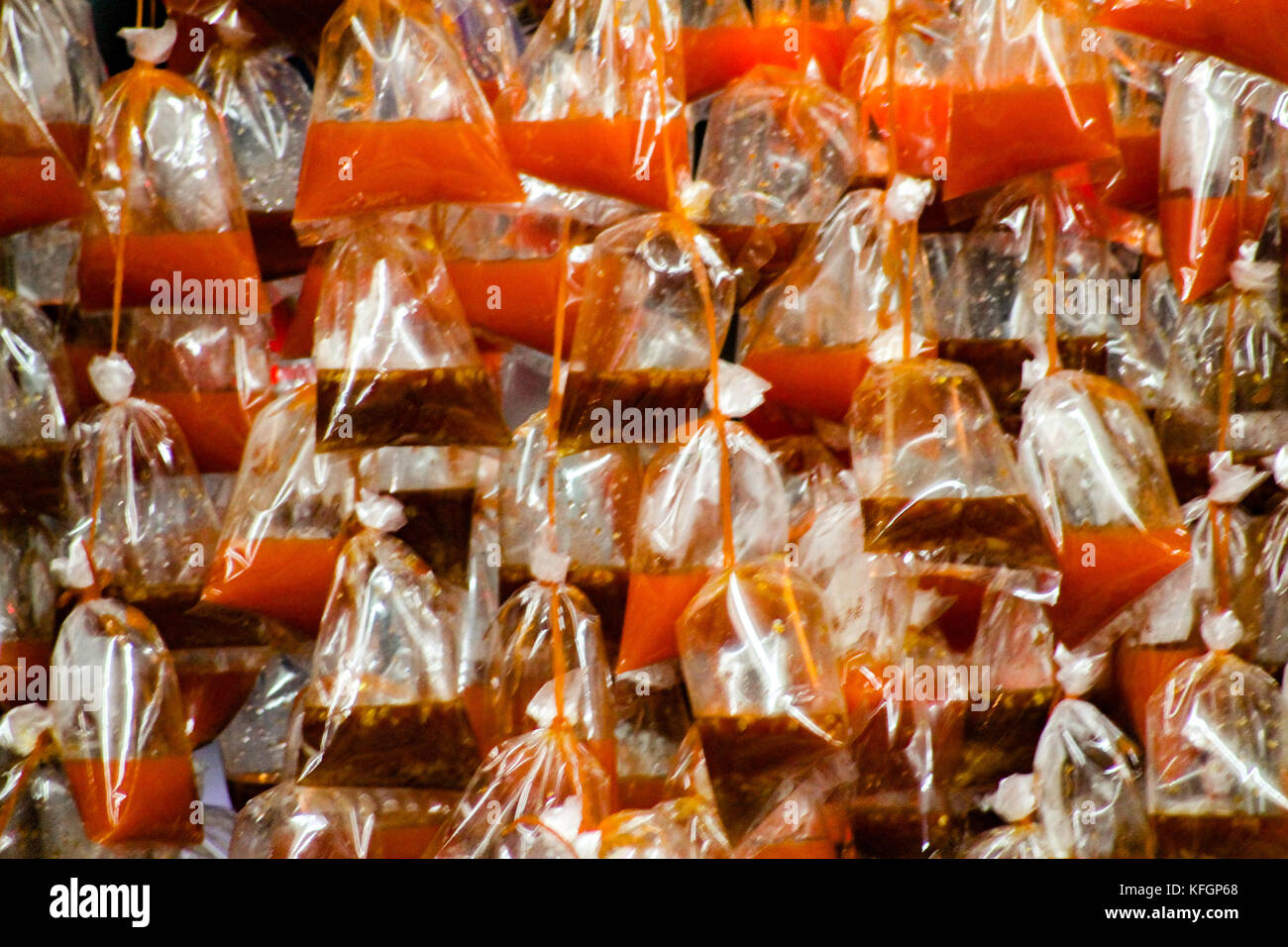 Peperoncino salsa in un sacchetto di plastica Foto Stock