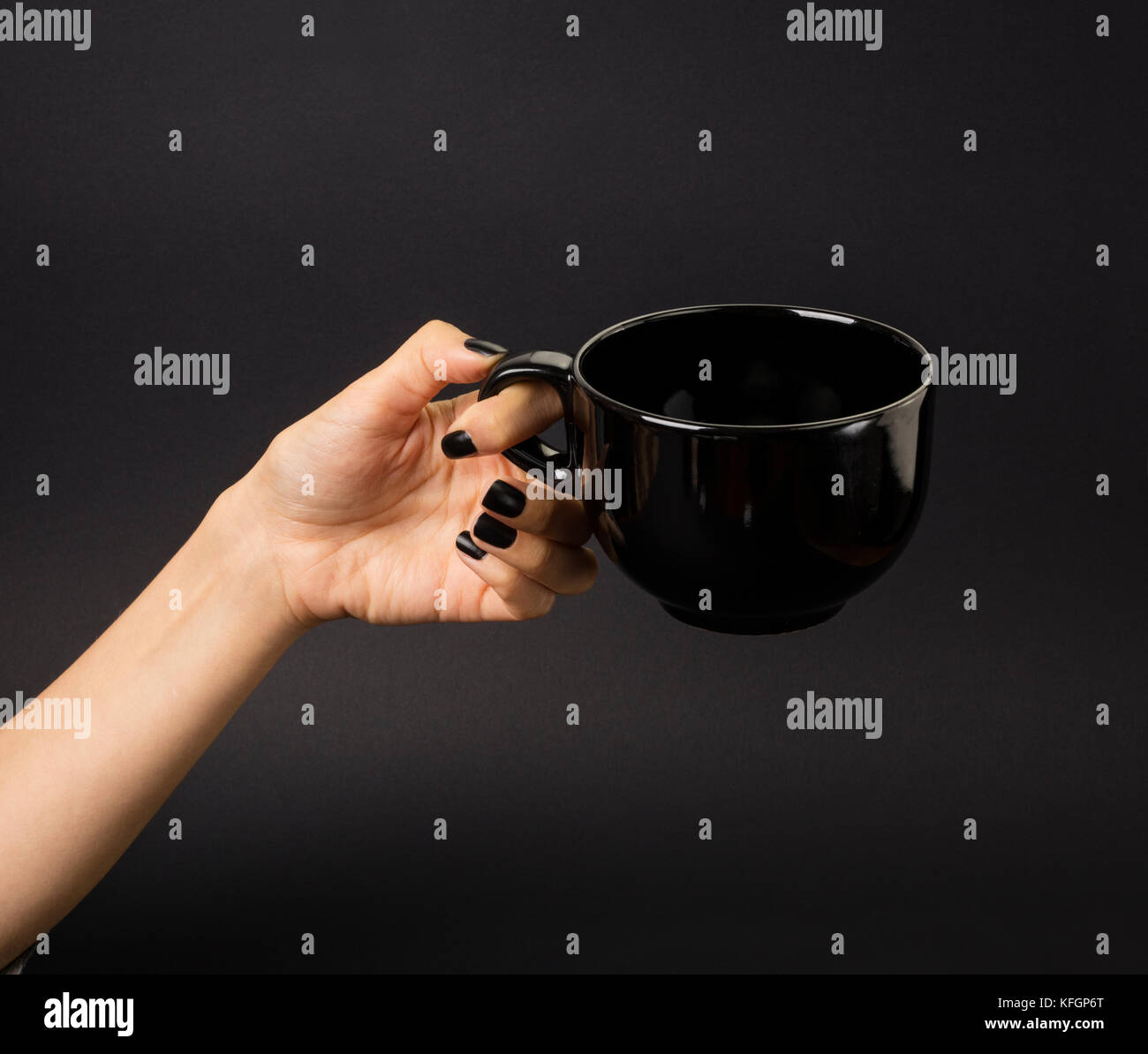 Nero, tazza fumante, prezzo-tag nella parte anteriore di essa. sfondo grigio. Foto Stock