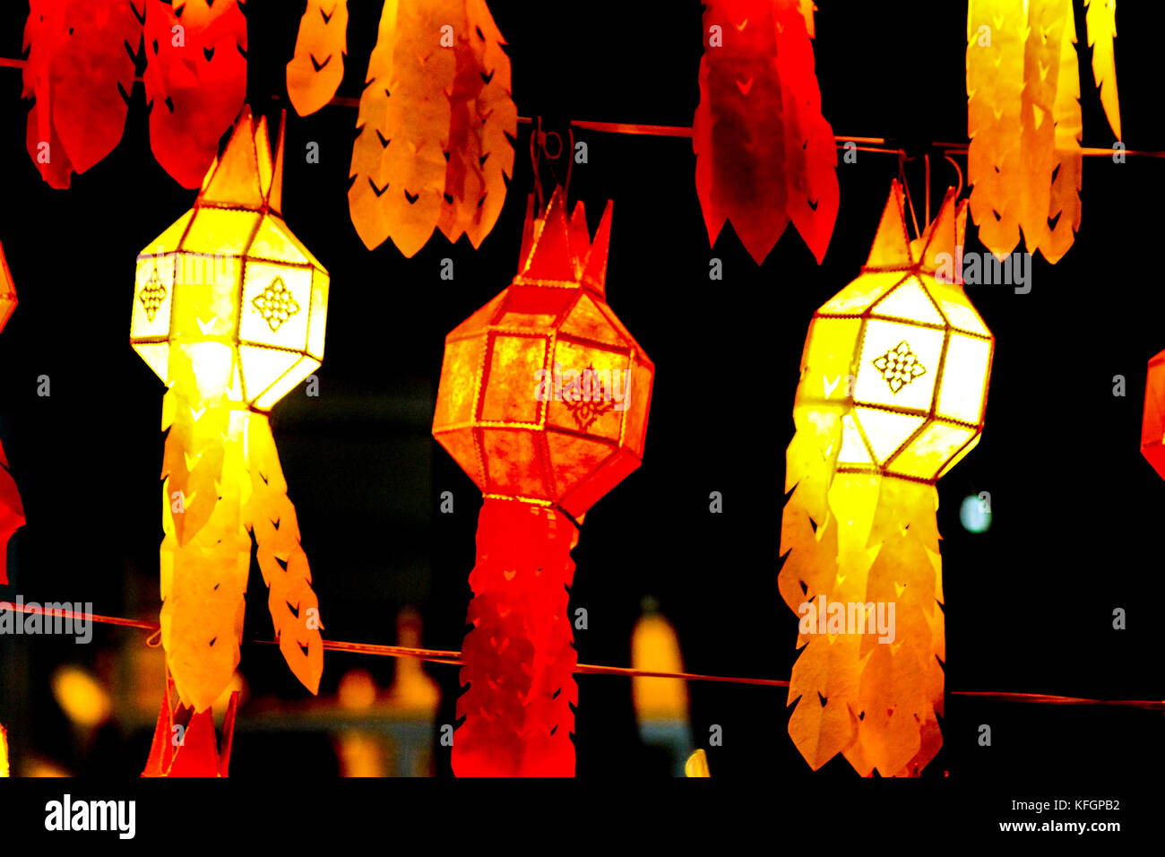 Lanterna tradizionale tailandese chiamata Lanna Lanterne esposto nel mercato notturno di Chiang mai, Thailandia Foto Stock