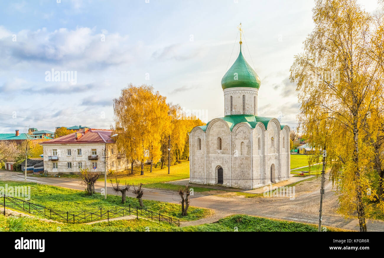 Cattedrale Spaso-Preobrazhensky circondato da Giallo autunno alberi in Pereslavl-Zalessky, Krasnojarsk, Russia Foto Stock