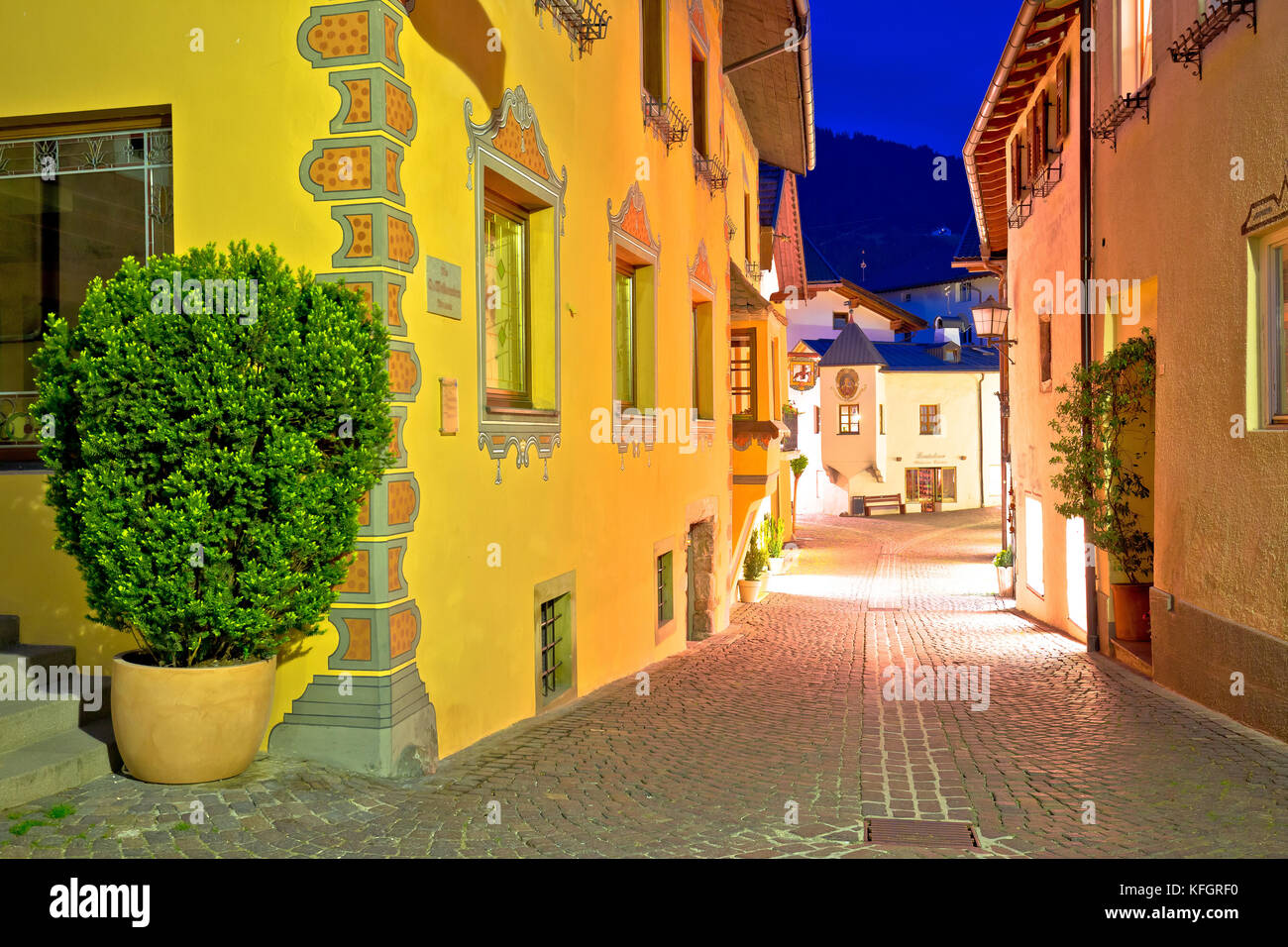 Comune di Castelrotto street vista serale, Alto Adige alpi regione d'Italia. Foto Stock