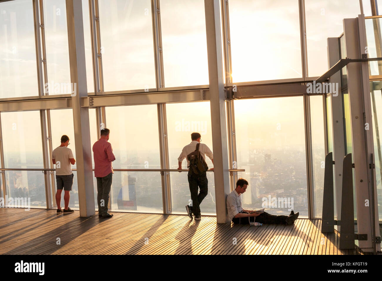 Le persone al shard piattaforma di osservazione al tramonto a Londra Foto Stock