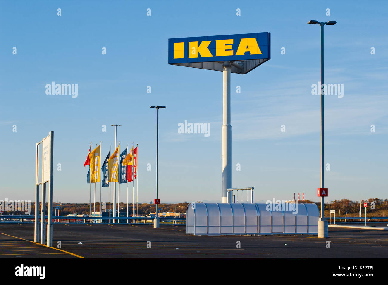 Parcheggio IKEA. IKEA è una multinazionale che progetta e vende mobili, elettrodomestici e accessori per la casa. Al momento è la più grande del mondo Foto Stock