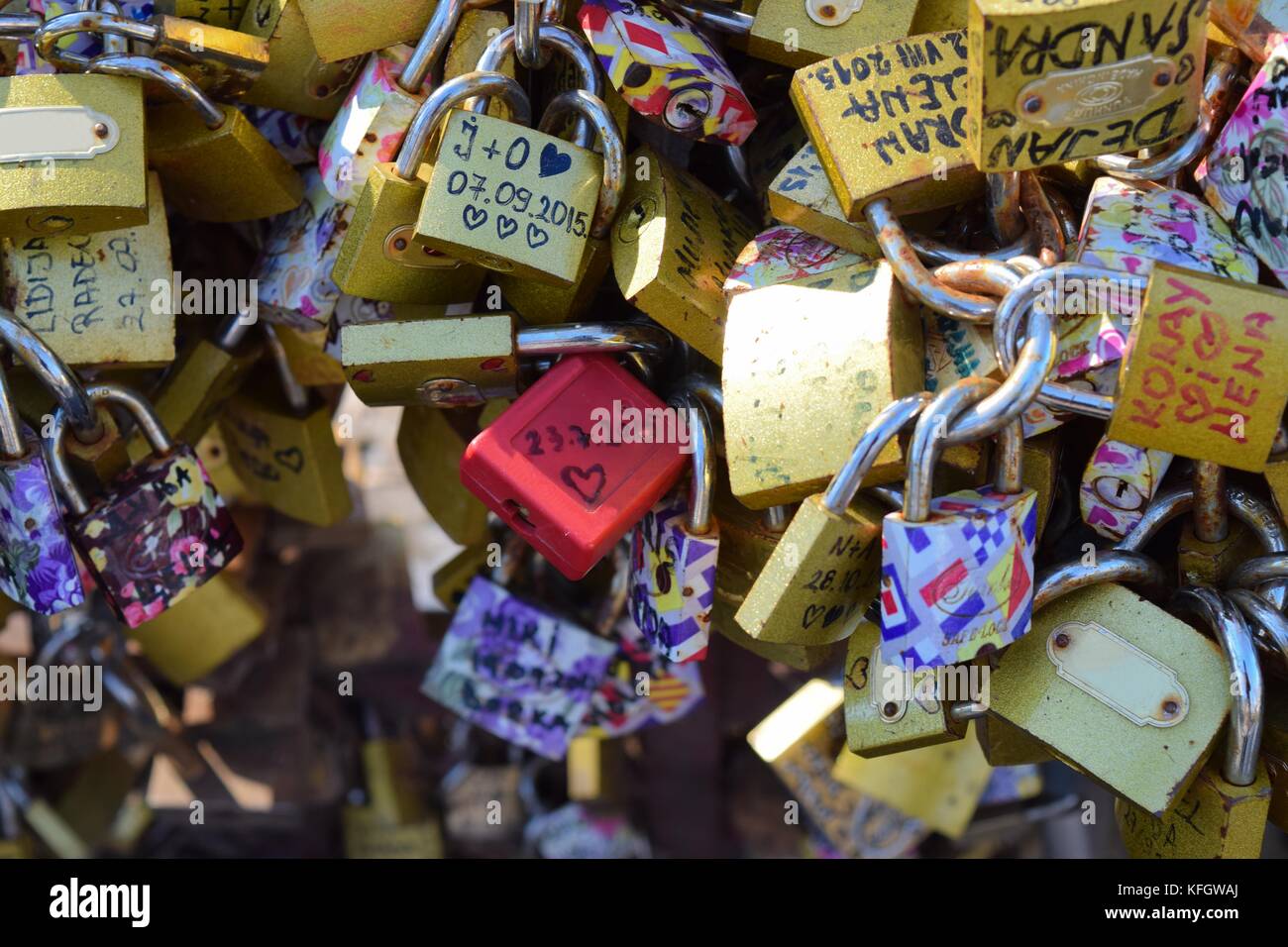 Molti amano il lucchetto sul ponte simbolo di eternità amore Foto Stock