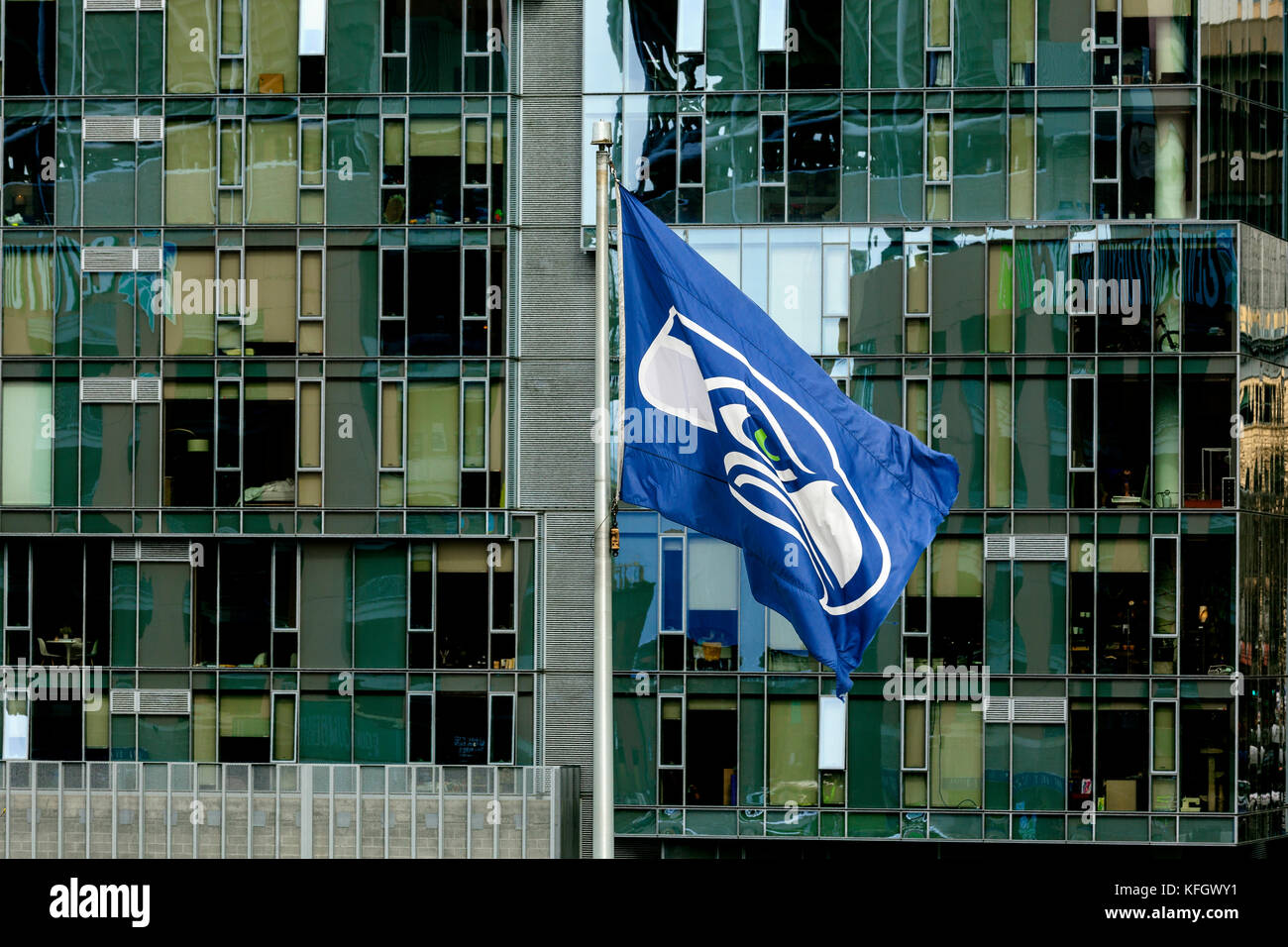 WA14038-00...WASHINGTON - Il Seahawk football team bandiera al secolo campo Collegamento a Seattle, parte dello stadio distric. Foto Stock