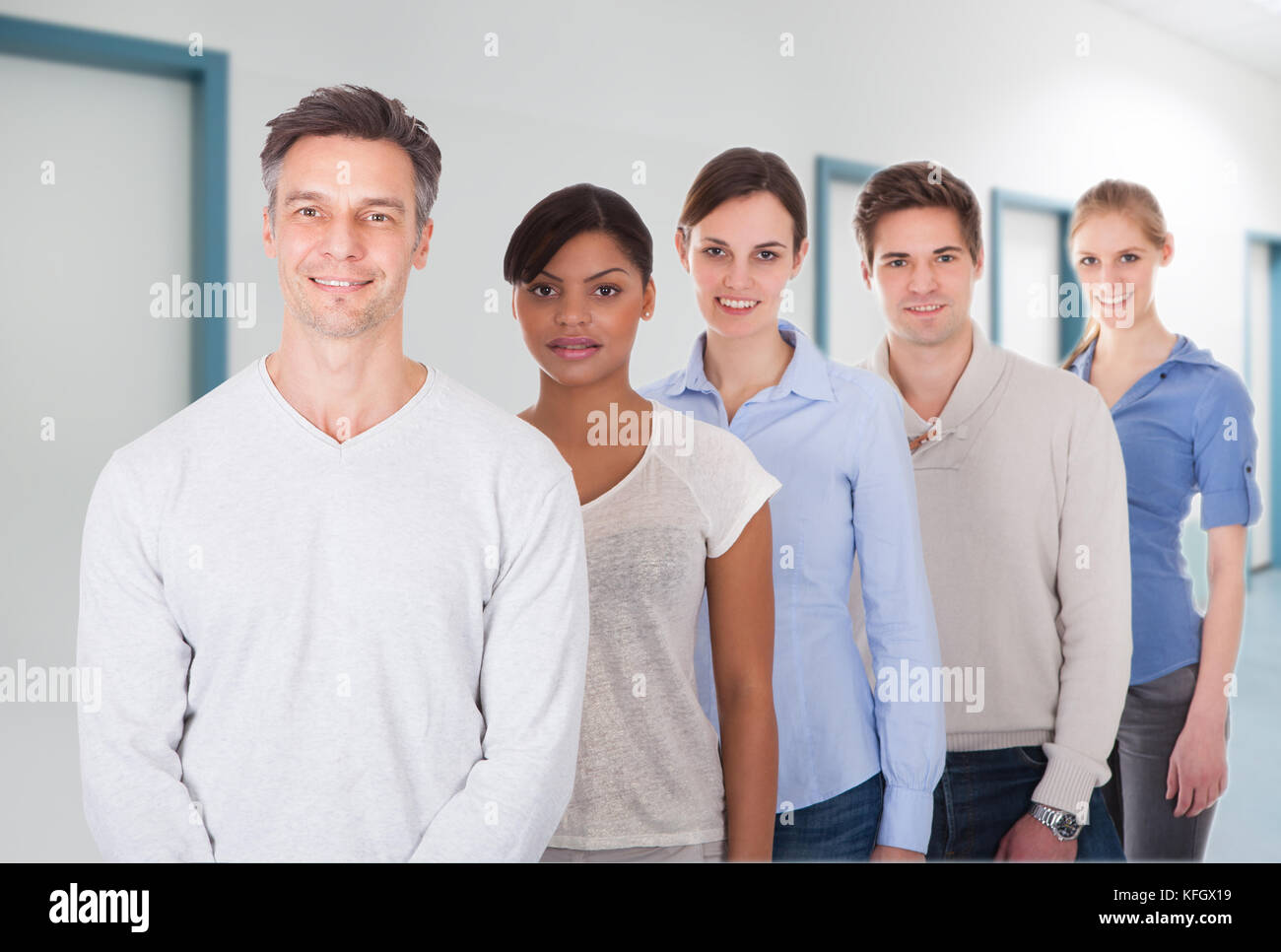 Ritratto di imprenditori multietnica in smart casuals in piedi in ufficio Foto Stock