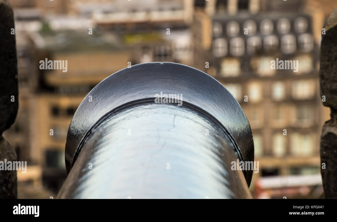 Il castello di Edimburgo, Edinburgh, un cannone al castello di Edimburgo si affaccia sulla città vecchia di Edimburgo, Scozia Foto Stock