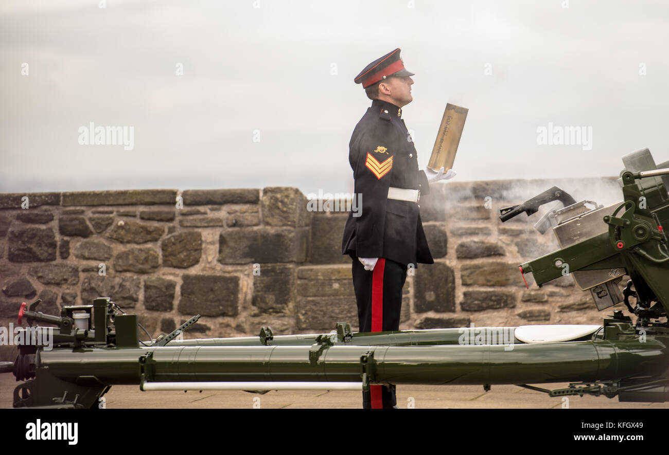 Il castello di Edimburgo, Edimburgo, Scozia: sargent ha rimosso il guscio dalla "ore 1 pistola" dopo la cottura. questa pistola è sparato a ore una mai Foto Stock