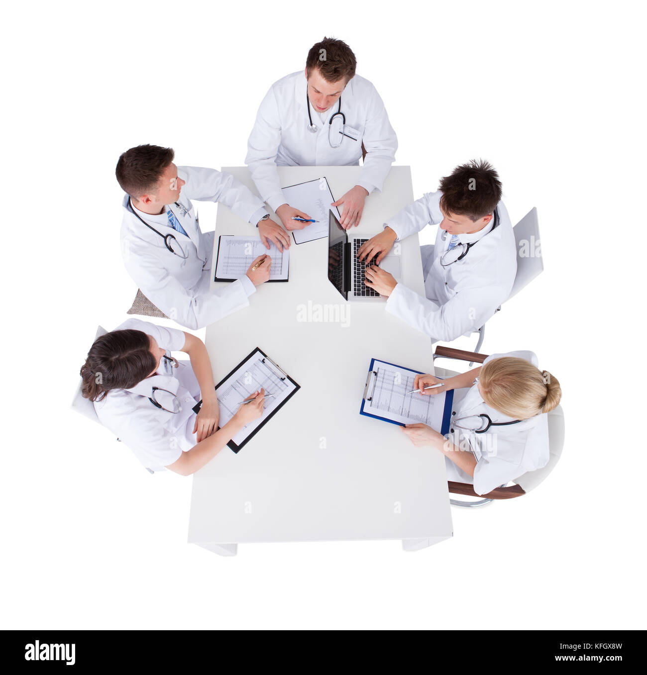 Elevato angolo di visione dei medici con i grafici di medici e laptop a discutere a tavola su sfondo bianco Foto Stock