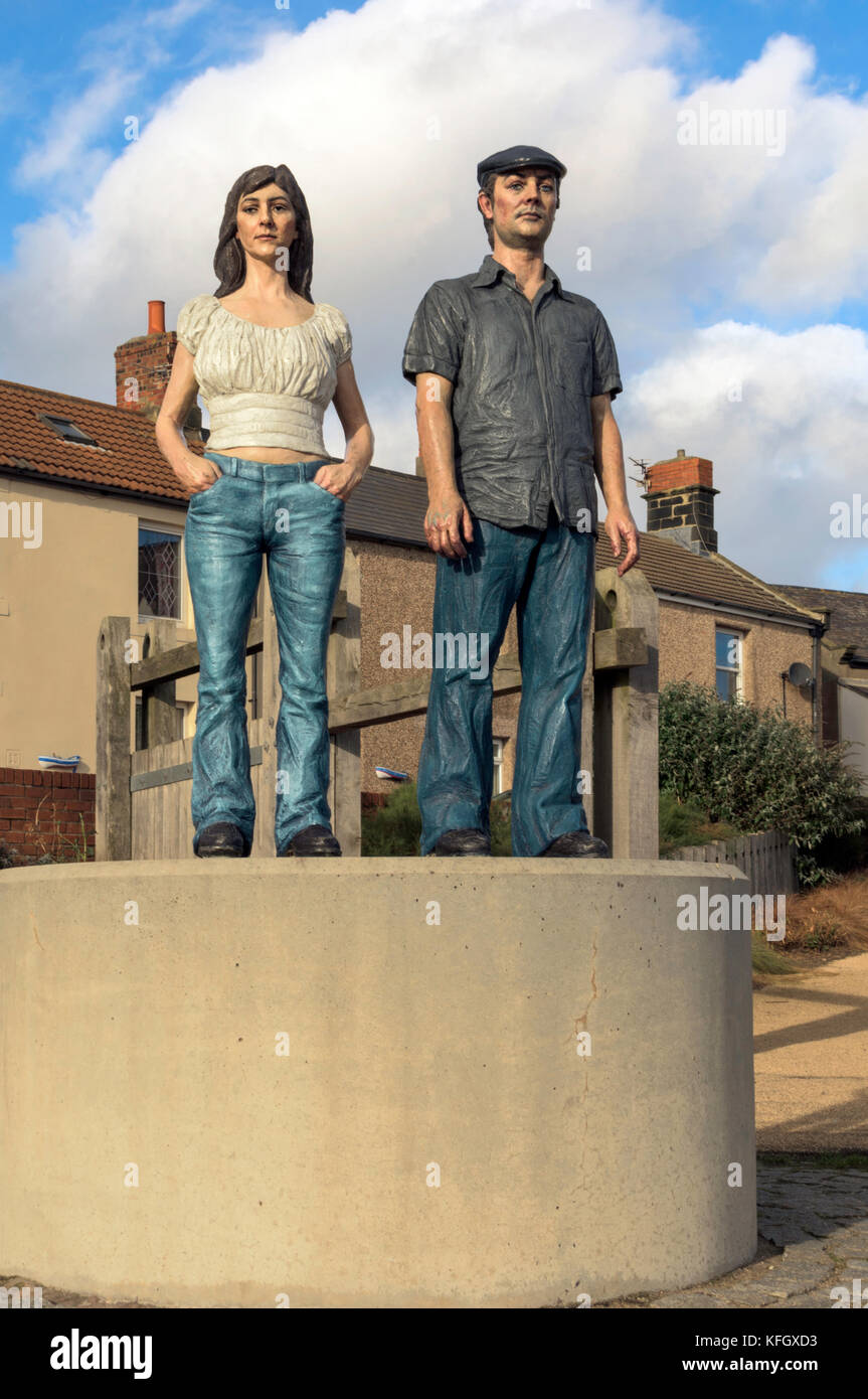 Statua di un uomo e di una donna che guarda al mare a Newbiggin dal mare. Foto Stock