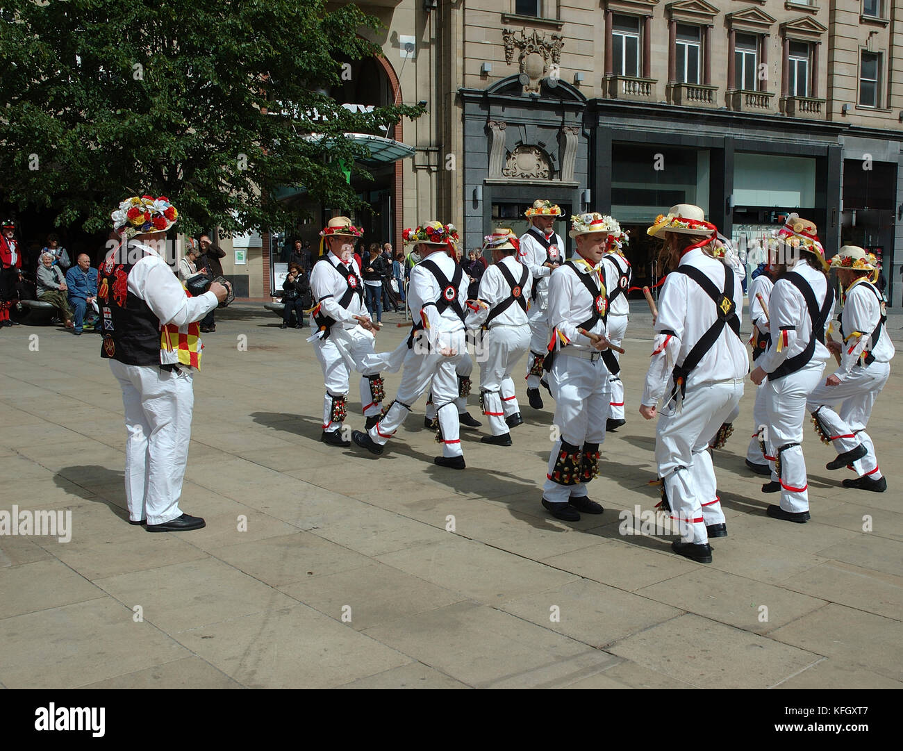Morris dancing, Fargate, Sheffield South Yorkshire, Inghilterra, UK, Regno Unito, Europa. Foto Stock