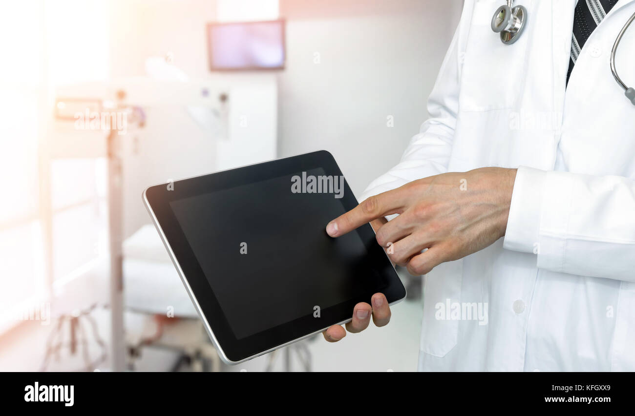 Smart health care internet delle cose e ospedale di gestione dell'automazione di concetto di tecnologia con supporti cartacei. Medico con stetoscopio usando display nero Foto Stock