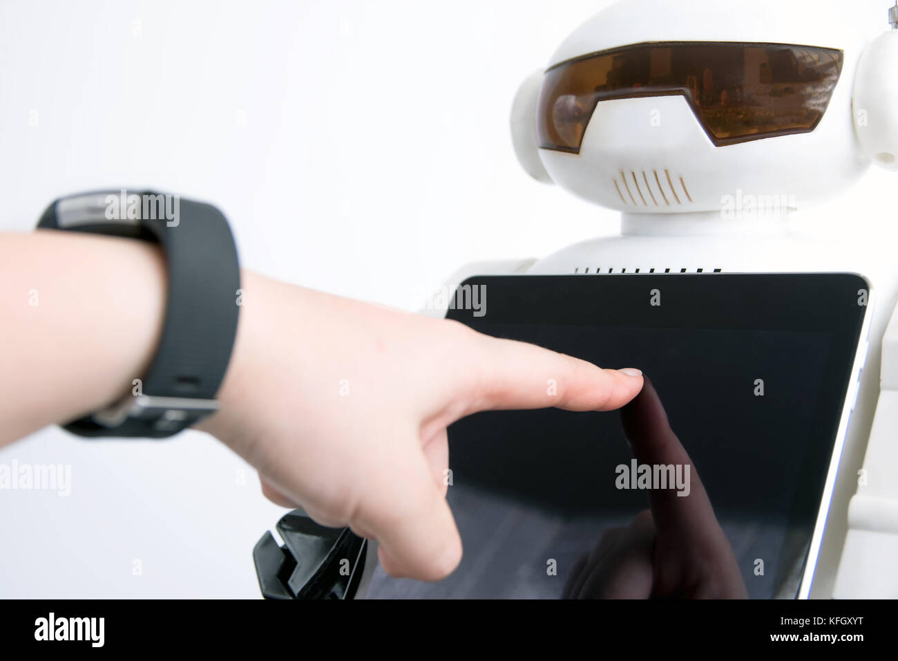 Robotics , intelligenza artificiale tecnologia tendenze concept. Autonomo assistente personale robot personale Consulente domestico con sfondo bianco. F umana Foto Stock