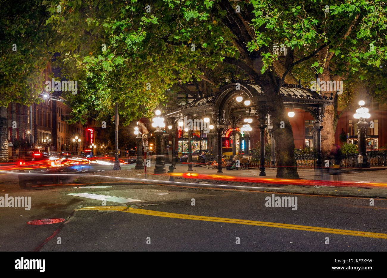 WA14169-00...WASHINGTON - Seattles Pioneer Square Pergola di notte vista dall'angolo di James Street e Yesler Street. Foto Stock