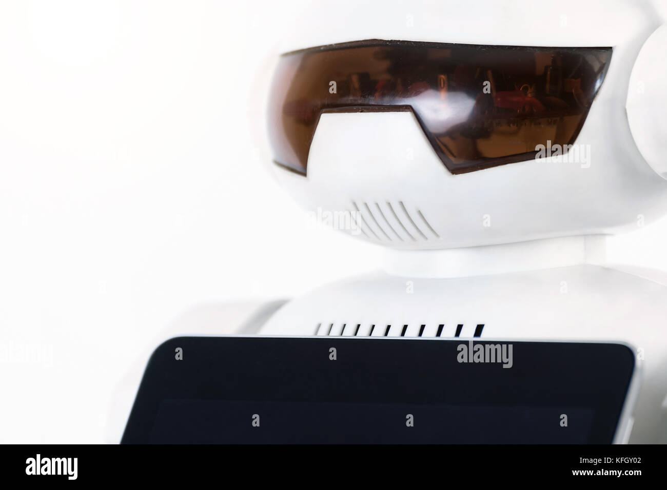 Robotics , intelligenza artificiale tecnologia tendenze concept. Autonomo assistente personale robot personale Consulente domestico con sfondo bianco. Foto Stock