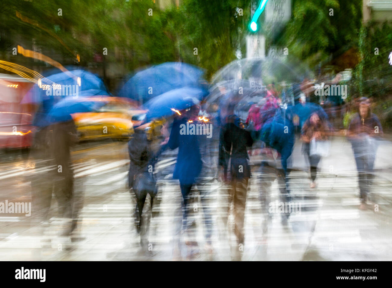 WA14187-00...WASHINGTON - pedonale con ombrellone in una giornata bagnata nel centro di Seattle. (No MR) Foto Stock