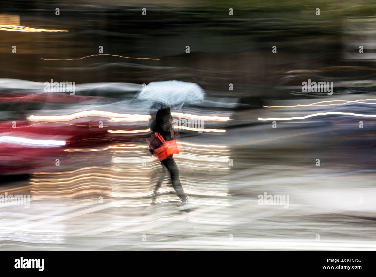 WA14190-00...WASHINGTON - pedonale con ombrellone in una giornata bagnata nel centro di Seattle. (No MR) Foto Stock