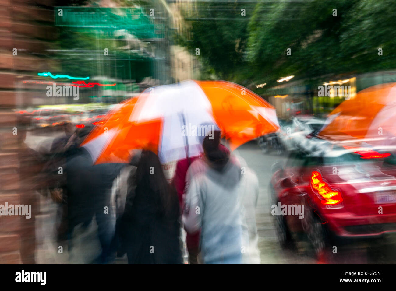 WA14192-00...WASHINGTON - pedonale con ombrellone in una giornata bagnata nel centro di Seattle. (No MR) Foto Stock