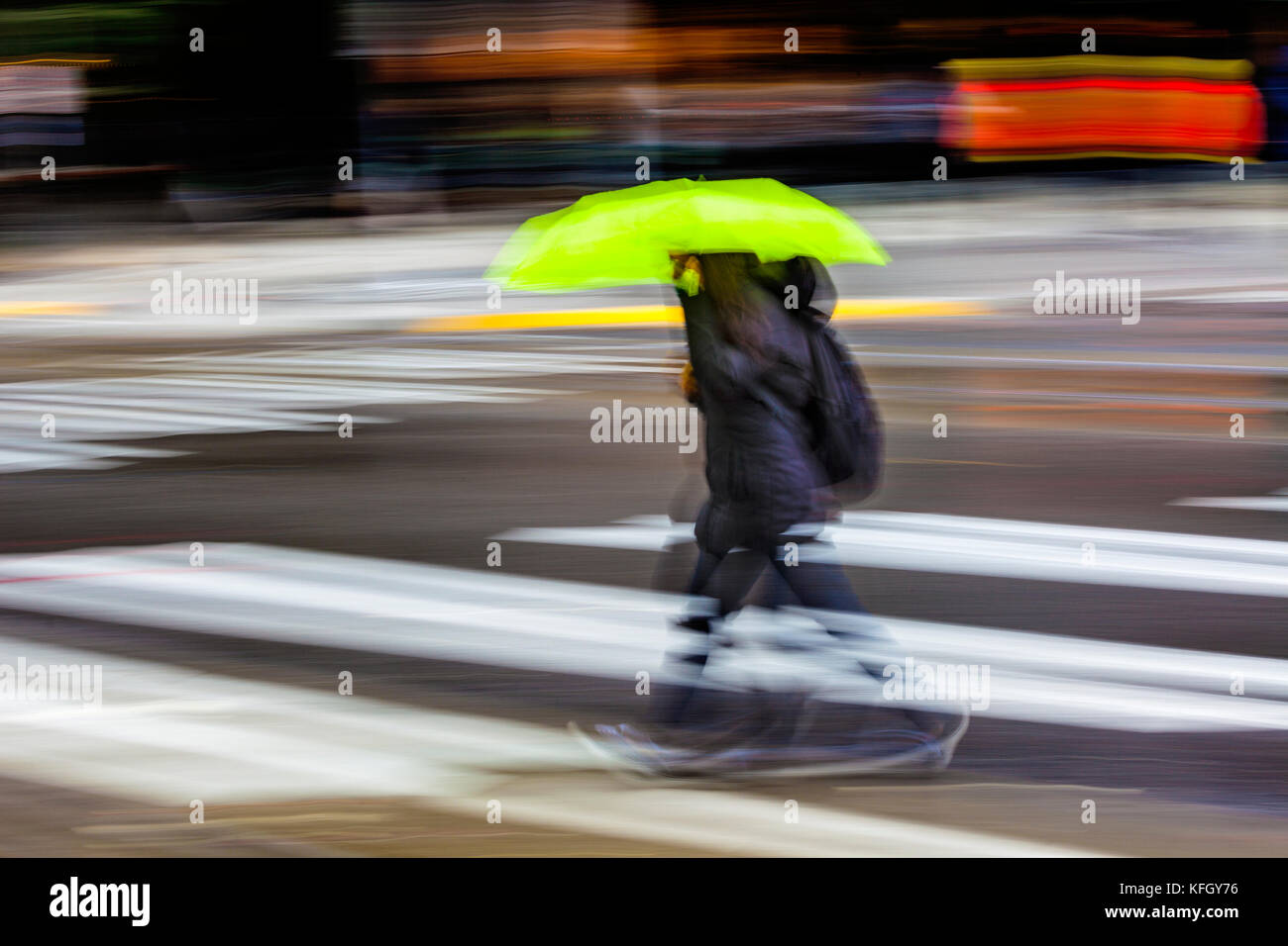 WA14197-00...WASHINGTON - pedonale con ombrellone in una giornata bagnata nel centro di Seattle. (No MR) Foto Stock