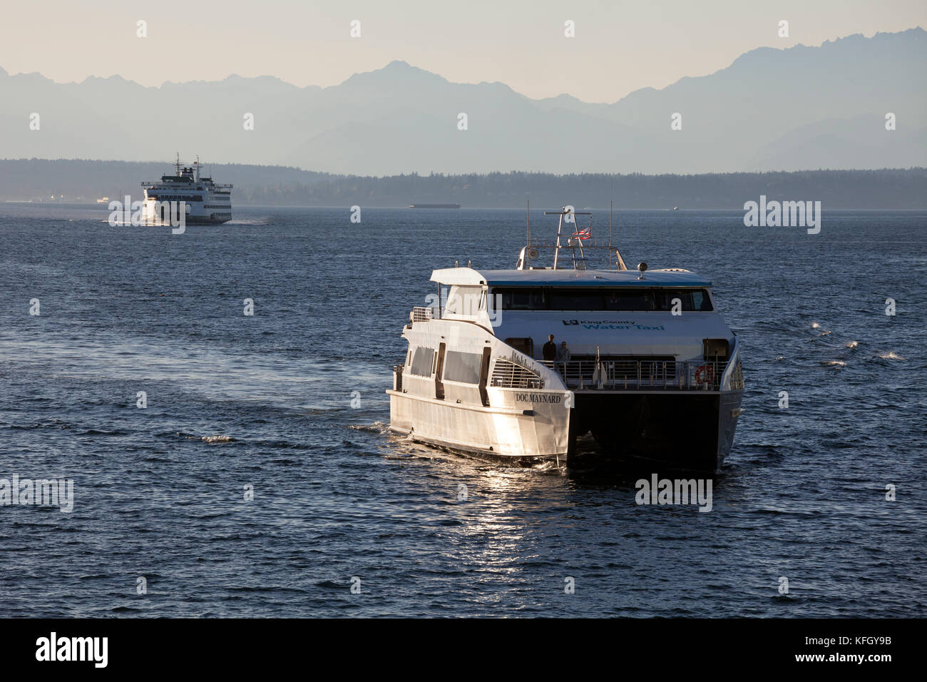 WA14210-00...WASHINGTON - King County Taxi d'acqua ed un stato di Washington Ferry avvicinando la Colman Dock lungo Seattle Waterfront. Foto Stock