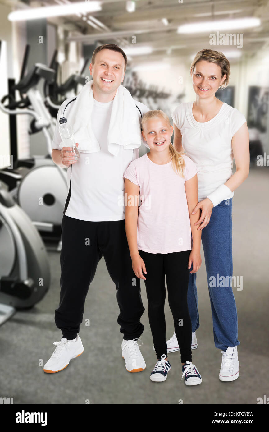 Ritratto di Happy Family alla palestra Fitness Gym Foto Stock