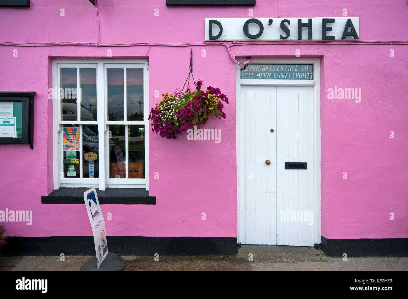 D O'Shea Bar in Sneem, nella contea di Kerry, Irlanda Foto Stock